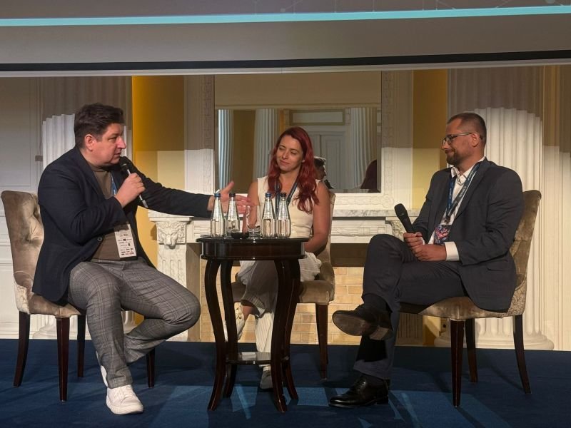 Robert Wójcik, Anna Proch i Dariusz Ambroziak podczas rozmowy o współpracy i AI w ochronie zdrowia na AI Health Horizons