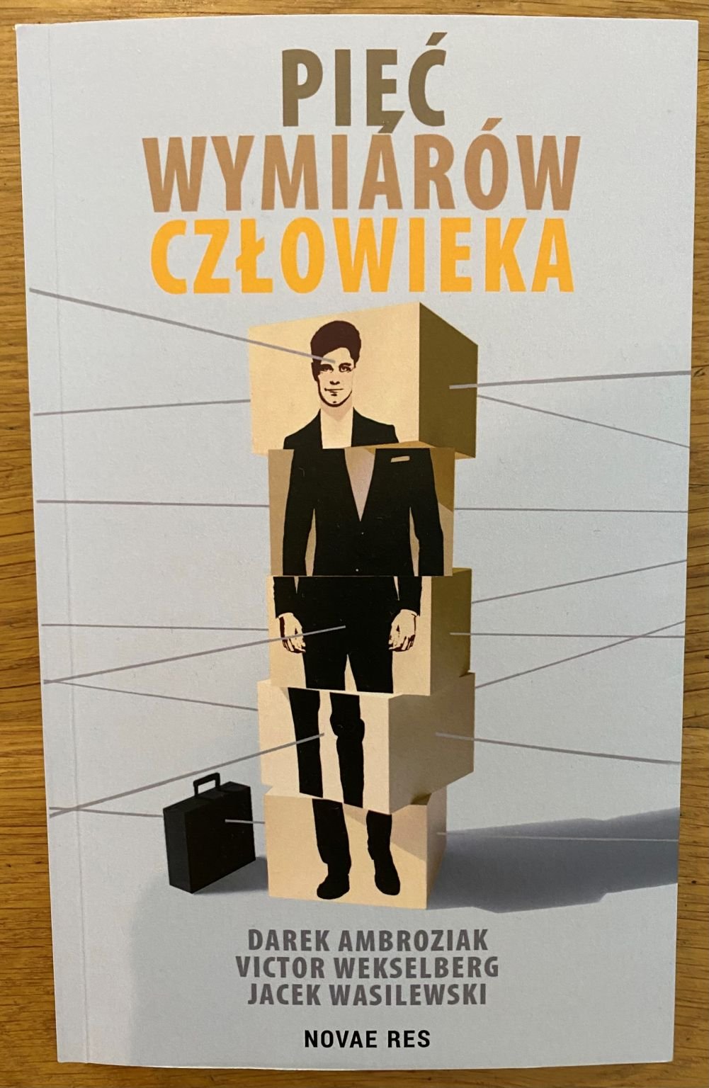 Okładka książki Pięć wymiarów człowieka autorstwa Darka Ambroziaka, Victora Wekselberga i Jacka Wasilewskiego