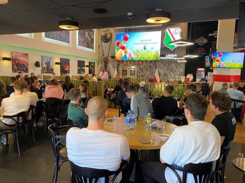 Uczestnicy spotkania Pięć wymiarów człowieka w Legia Sports Bar