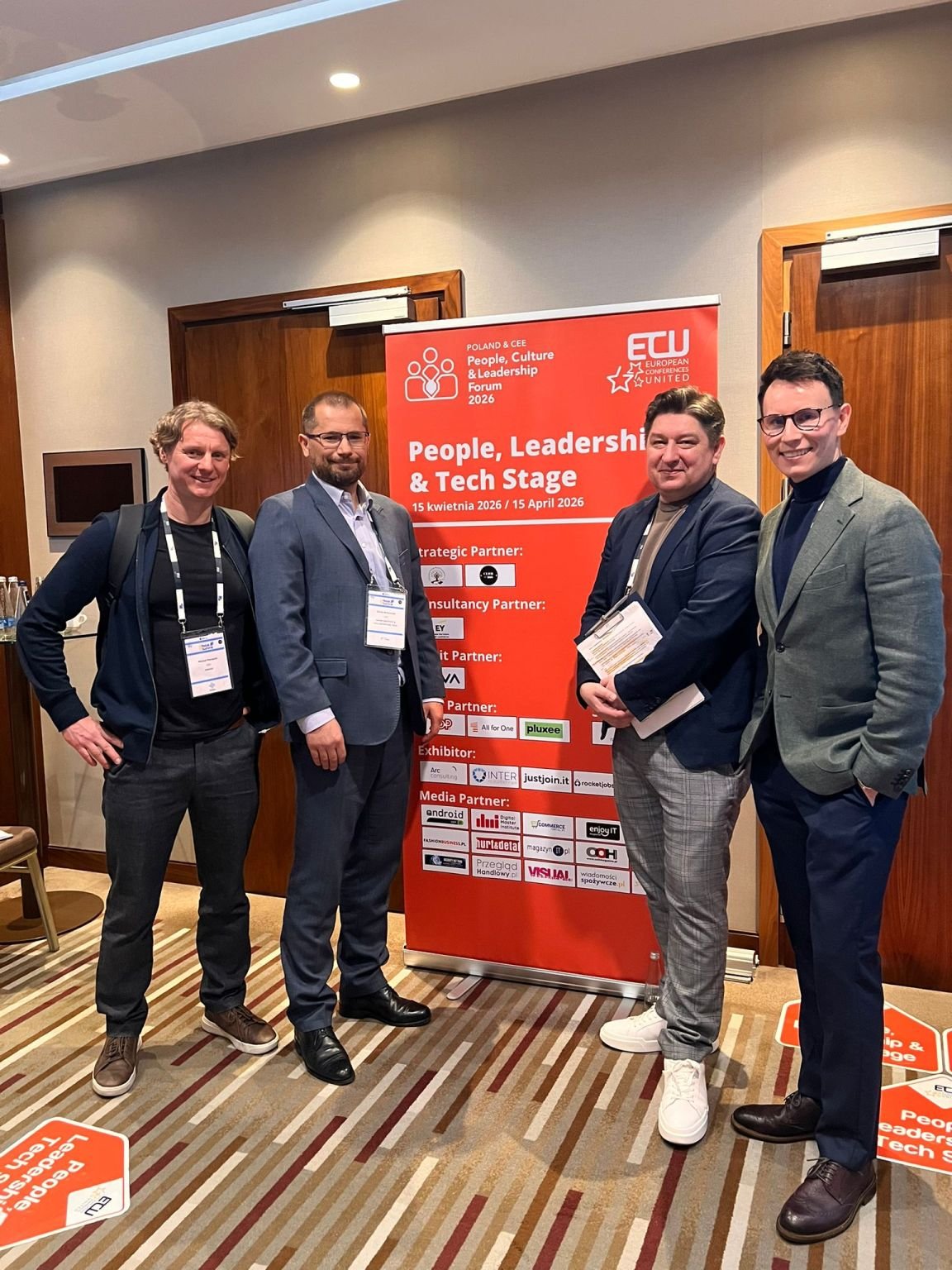 Dariusz Ambroziak oraz uczestnicy panelu People Leadership and Tech Stage podczas Retail Summit 2026